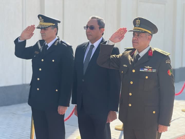 محافظ قنا و مدير الأمن يضعان إكليلًا من الزهور على النصب التذكاري للشهداء الشرطه