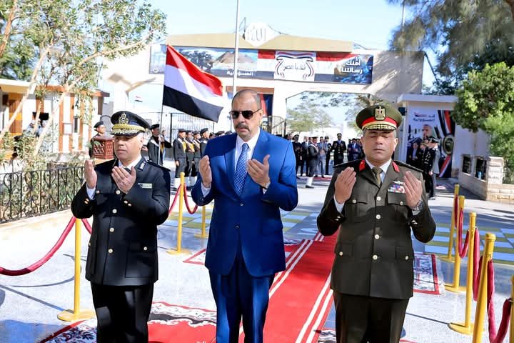 محافظ سوهاج يضع إكليلا من الزهور على النصب التذكاري لشهداء الشرطة