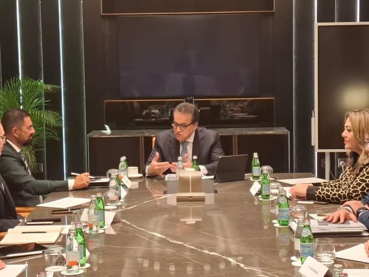 وزير الصحة يبحث مع شركة «فياتريس» التوسع بملف الاستثمارات وتوطين صناعة الدواء