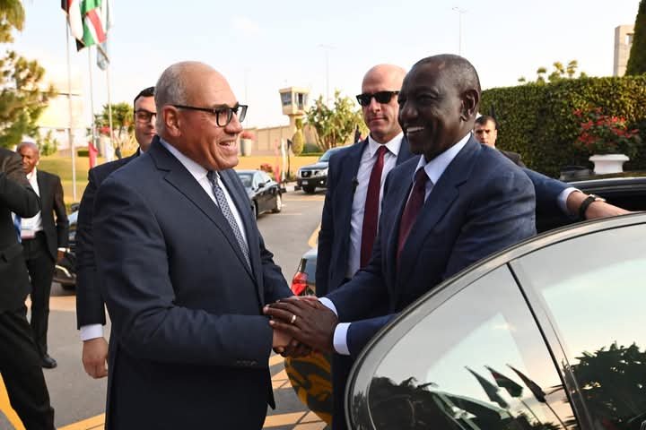 رئيس جمهورية كينيا الشقيقة يزور الهيئة العربية للتصنيع  ويشيد بالقدرات التصنيعية المتطورة بالهيئة