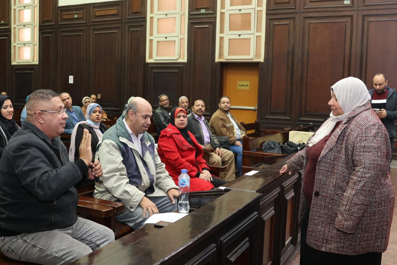 في إطار حملة ال 16 يوم لمناهضة العنف ضد المرأة لموظفات وموظفي محكمة حلوان الابتدائية”