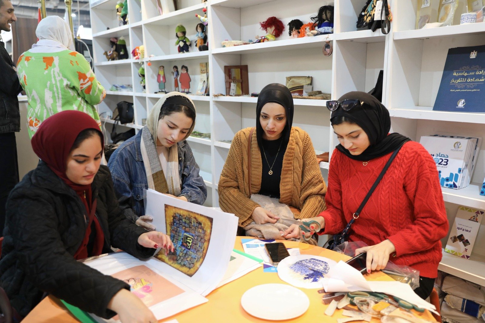 المجلس القومي للمرأة ينظم ورش للحرف اليدوية لعامه الثالث على التوالي بجناحه بمعرض القاهرة الدولي للكتاب