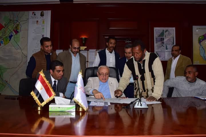 محافظ الأقصر يناقش الاستفادة من الغابة الشجرية بالحبيل