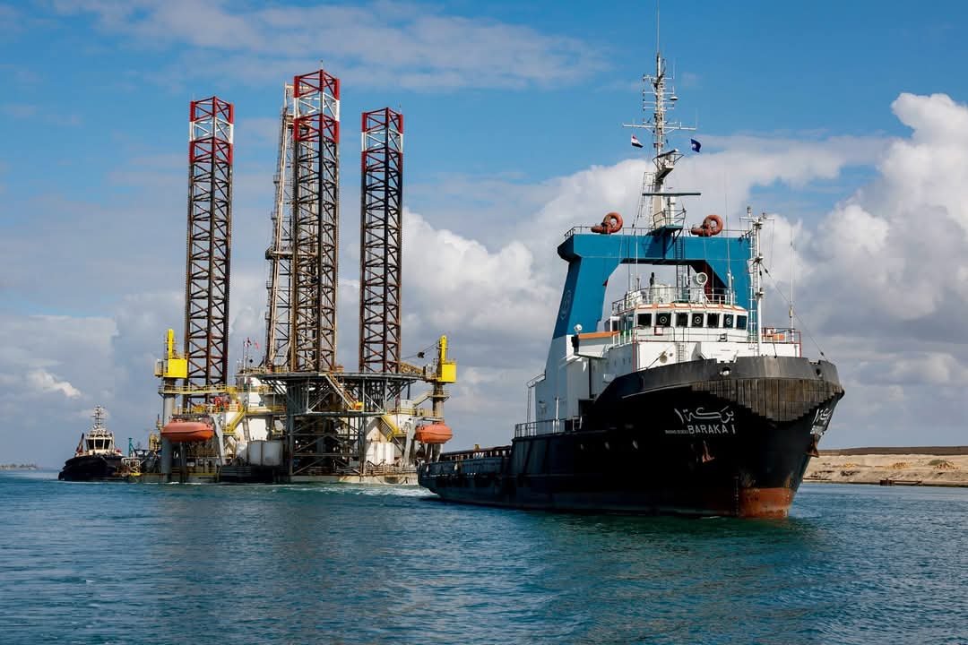 قناة السويس تشهد عبور الحفار”ADMARINE260″ مقطورا ‏في عملية عبور غير تقليدية