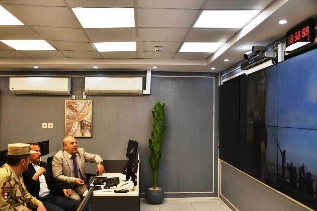 محافظ أسوان يتابع نجاح رجال الحماية المدنية والمواطنين فى السيطرة على حريق أحد الفنادق بإدفو