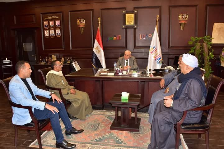 محافظ الأقصر يستقبل وفدا من نقابة الفلاحين بالمحافظة