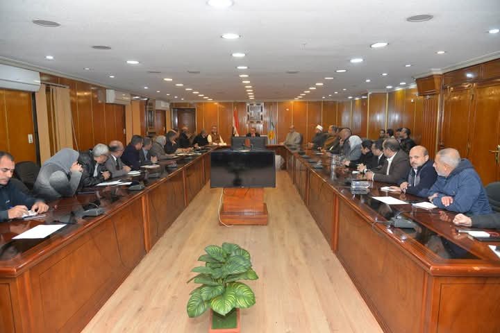 محافظ أسيوط يوجه رؤوساء المدن بالتواصل المباشر مع المواطنين وتلبية طلباتهم