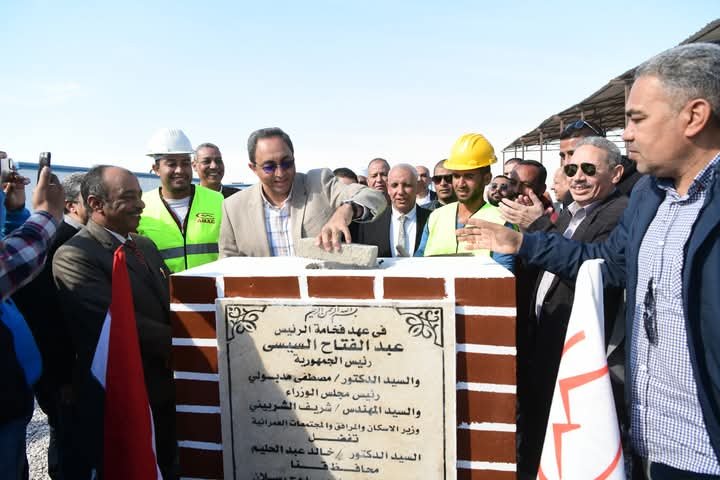 بحجم استثمارات 240 مليون جنيه .. محافظ قنا يضع حجر الأساس لمحطة رفع الصرف الصحي الرئيسية بمدينة الأمل