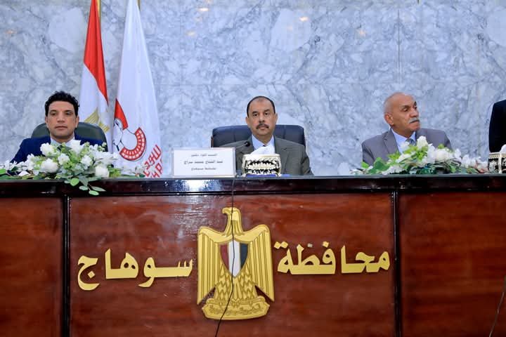 محافظ سوهاج يلتقي أعضاء وحدة حقوق الإنسان بالديوان العام والوحدات المحلية والمديريات الخدمية