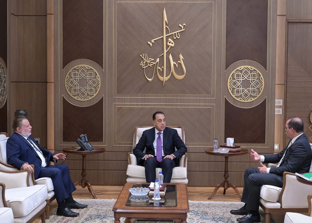 رئيس الوزراء يجتمع مع محافظ البنك المركزي ووزير المالية لاستعراض عدد من الملفات المهمة