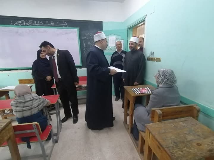 **رئيس منطقة المنيا الأزهري والوكيل الثقافي يتفقدان سير امتحانات الرواق الأزهري