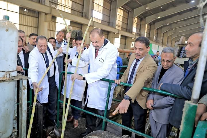 محافظ سوهاج يتفقد سير العمل بمصنع سكر جرجا .. ويطلق إشارة البدء لموسم عصير القصب