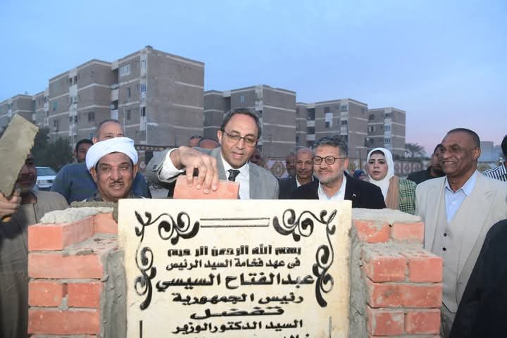 محافظ قنا يضع حجر الأساس لمركز خدمي حضاري بنقادة ضمن مشروع “وش السعد