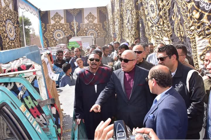 محافظ الأقصر يتفقد سوق “اليوم الواحد” بمنطقة قرية الدقيرة بمدينة إسنا