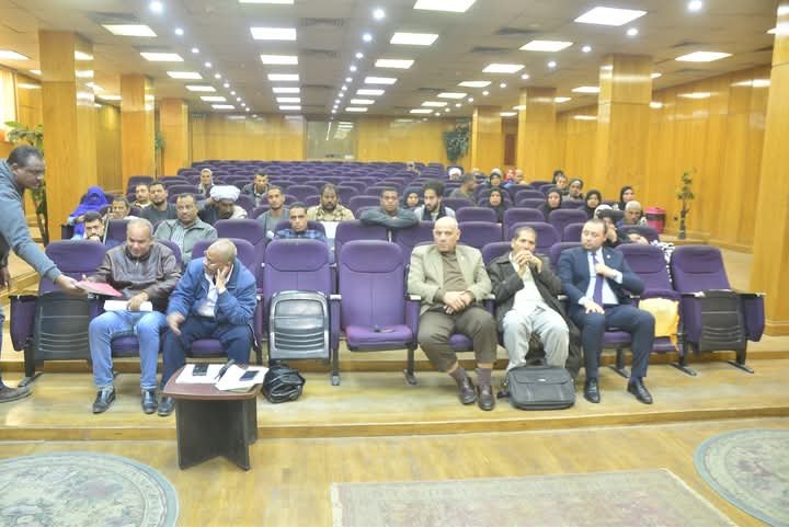 السكرتير العام للأقصر يبحث شكاوى المواطنين خلال لقاء اليوم المفتوح