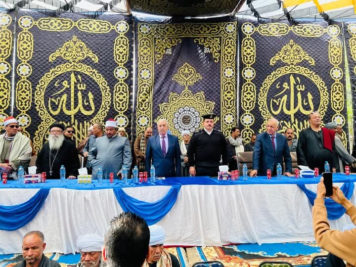 بعد 8 سنوات من الخصومة الثأرية .. سكرتير عام قنا يشهد مراسم صلح بين عائلتين بدشنا