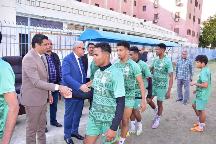محافظ الأقصر يدعم لاعبى فريق كرة القدم لنادى الأقصر الرياضى للتأهل للدورى الممتاز