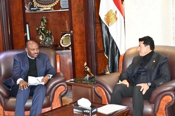 وزير الشباب والرياضة يلتقي سفير جمهورية جيبوتي لبحث  سبل التعاون في مجالي الشباب والرياضة