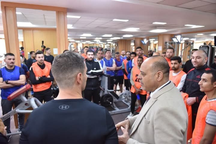 وزير العمل يتفقد اختبارات المرشحين للعمل في الامارات على وظيفة مدربين رياضيين