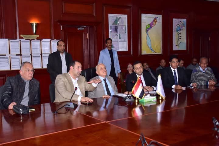 محافظ الأقصر يبحث مع مساعد وزير الصحة للمشروعات القومية خطط دعم القطاع الطبي بالمحافظة