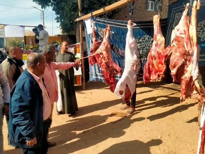 وسط إقبال كبير من المواطنين.. رئيس مدينة الطود يفتتح سوق اليوم الواحد