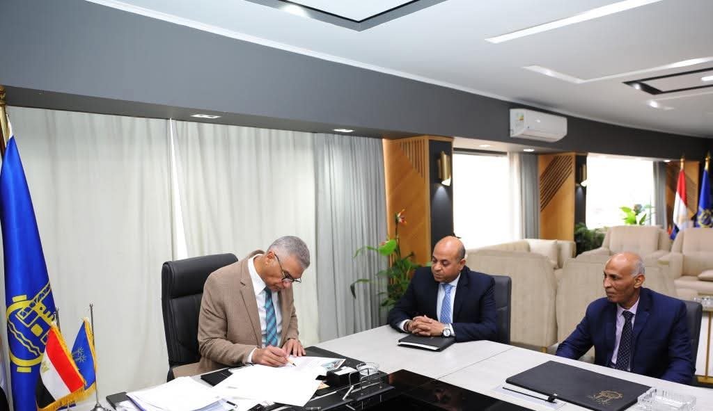 محافظ أسوان يعتمد نتيجة الفصل الدراسى الأول للشهادة الإعدادية بنسبة نجاح 70.27 % للعامة