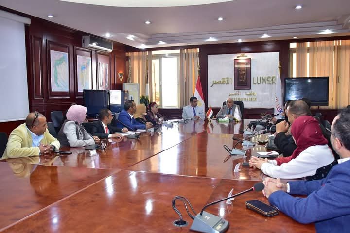 محافظ الأقصر يعقد اجتماع مع عدد من ممثلي وسائل الإعلام بالمحافظة