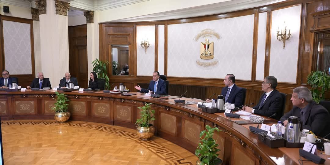 رئيس الوزراء يجتمع مع أعضاء مجلس أمناء الحوار الوطني