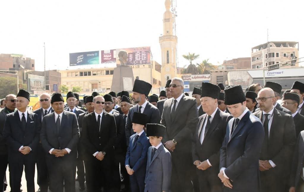 وسط دقات أجراس الكنائس وأصوات الأذان .. محافظ أسوان يشارك في مراسم الجنازة الرسمية لتوديع الأمير كريم الحسينى الأغاخان الرابع