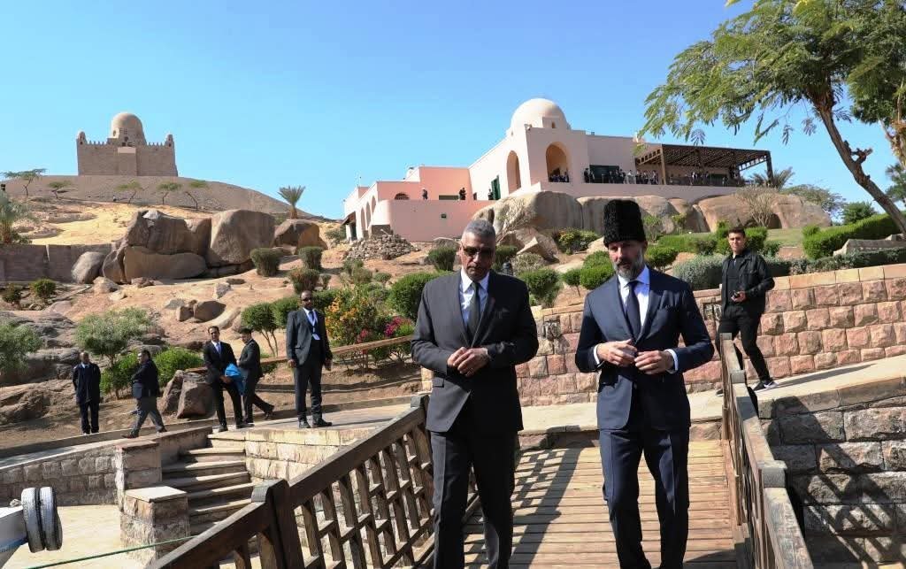 فى موكب مهيب .. محافظ أسوان يتقدم مراسم دفن الأمير كريم الأغاخان برفقه الأمير الجديد رحيم الحسينى الأغاخان الخامس