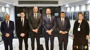 الأمير رحيم الحسينى الأغاخان الخامس يقدم شكره للرئيس عبد الفتاح السيسى والحكومة المصرية للدعم اللامحدود لإخراج مراسم الجنازة والدفنفى أسرع وقت للأمير الراحل كريم أغاخان .. ويشيد بجهود محافظ أسوان لتنظيم المراسم بشكل متميز .. وإهداؤه مفتاح المدينة،مصر الساعة