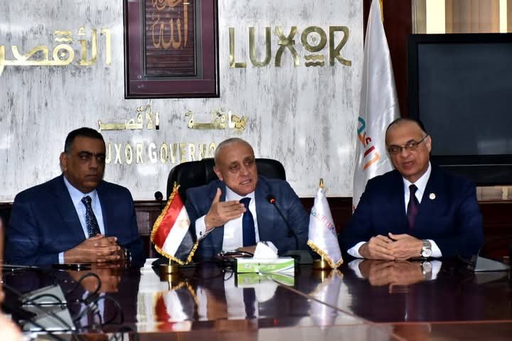 محافظ الأقصر خلال مؤتمر صحفي يعلن تحضيرات حفل جائزة AFASU الذهبية