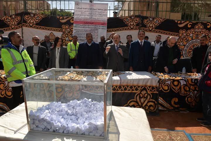 محافظ أسيوط يشهد القرعة العلنية لاختيار الفائزين بترخيص 150 سيارة تاكسي للعمل بنطاق المحافظة