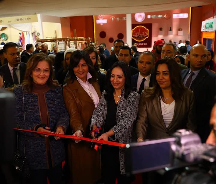 وزيرة التنمية المحلية تشارك فى افتتاح وزيرة التضامن الاجتماعي لمعرض ” ديارنا للحرف اليدوية والتراثية ” بحضور مستشار رئيس الجمهورية للتنمية الاقتصادية