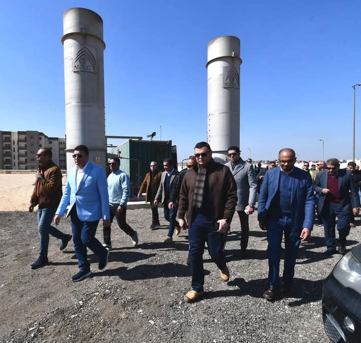 وزير الإسكان يتفقد محطة رفع صرف صحي ومشروع الغلق الآمن لمقلب المخلفات بمدينة العبور