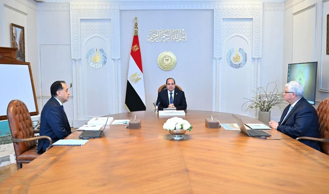 الرئيس السيسي يجتمع برئيس الوزراء ووزير التعليم العالي و يؤكد علي ضرورة تحويل مخرجات البحث العلمي إلى منتجات تسهم في خدمة الإقتصاد الوطني