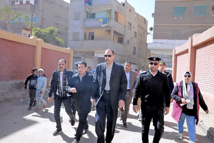 محافظ سوهاج يتفقد عددا من المواقع للوقوف على الوضع العام ومستوى الخدمات المقدمة للمواطنين .