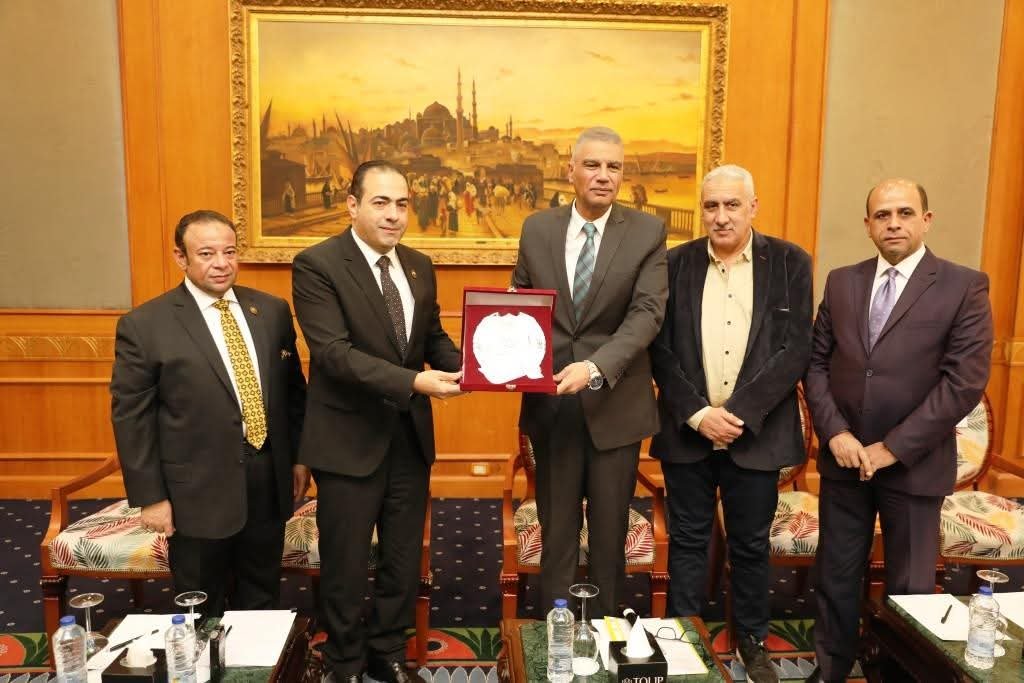 في لقاءه مع وفد لجنة الشباب والرياضة .. محافظ أسوان يستعرض أبرز التحديات والإنجازات للنهوض بالأنشطة الشبابية والرياضية وإستثمار طاقات الشباب الكامنة