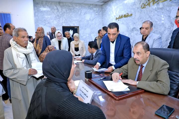 محافظ سوهاج يعقد اللقاء الجماهيري الأسبوعي للاستماع إلى شكاوى واحتياجات المواطنين