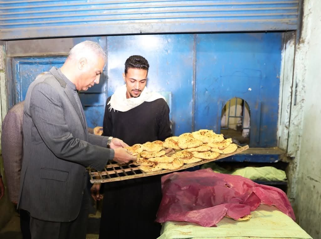 عقب ملاحظته لعدم إلتزام أحد المخابز بكوم أمبو بإشتراطات السلامة الصحية .. محافظ أسوان : مهلة 15 يوم لتوفيق أوضاعه حفاظاً على الصحة العامة للمواطنين