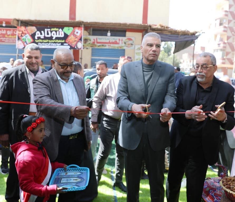 محافظ أسوان يفتتح معرض ” أهلاً رمضان ” للسلع الغذائية المخفضة بوسط مدينة دراو ضمن 29 معرض على مستوى المدن والمراكز