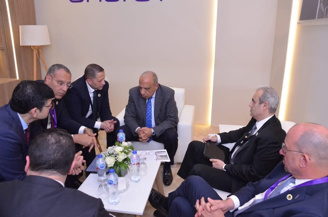 وزير الكهرباء والطاقة المتجددة يبحث مع “سيمنس انيرجى “سبل دعم التعاون والشراكة واقامة محطة طاقة رياح قدرة 500 ميجاوات