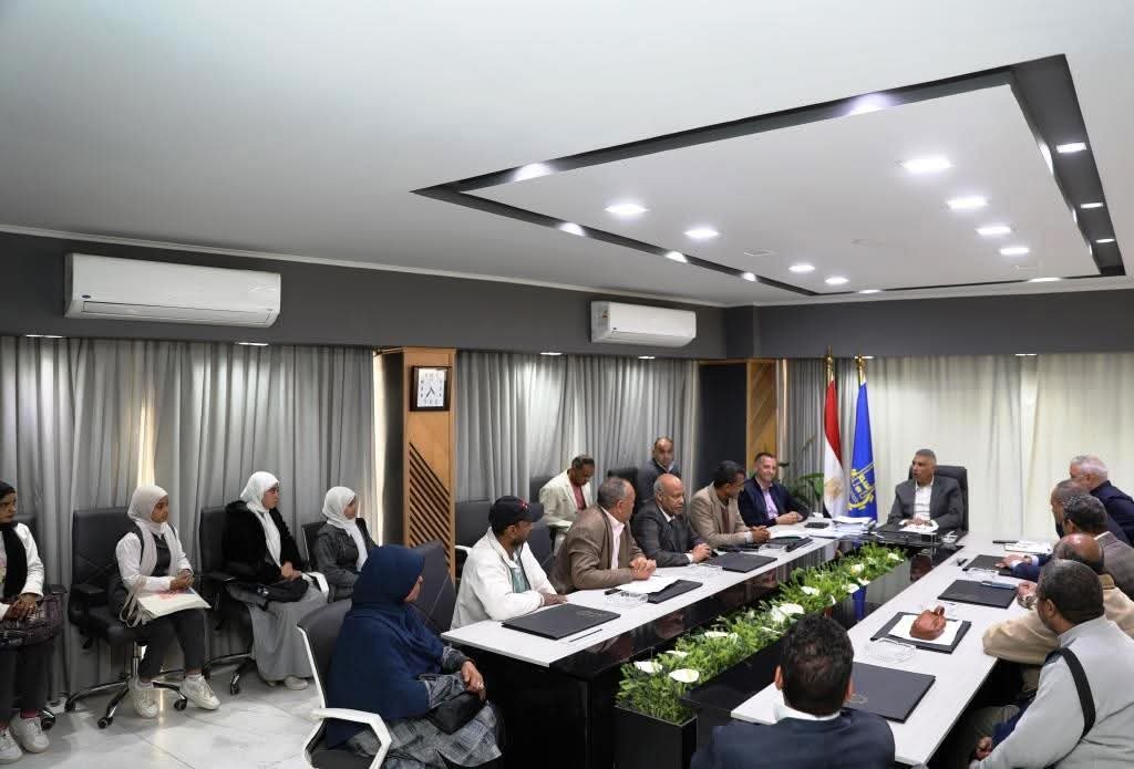 محافظ أسوان يعقد إجتماع تنسيقى لإستعراض المقترحات والرؤى لتجميل المناطق الحيوية بإدفو