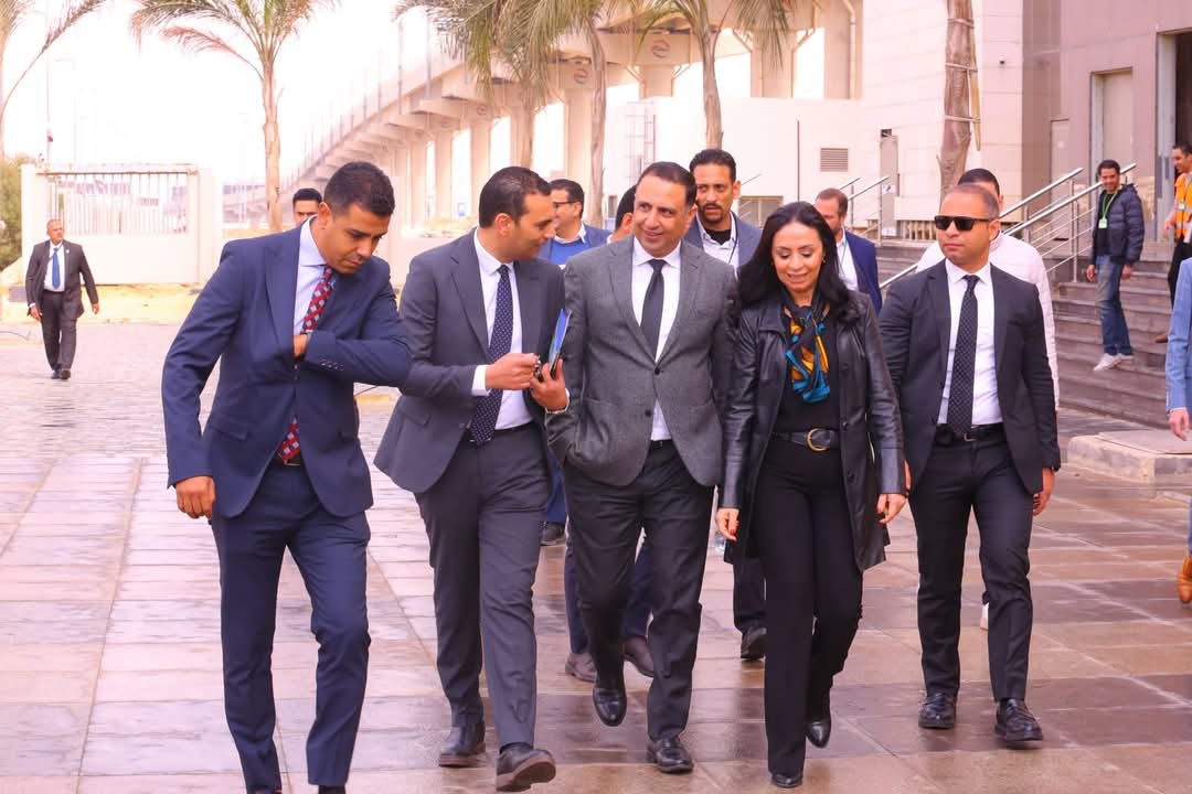 وزيرة التضامن الاجتماعي تستقل القطار الكهربائي لمقر الوزارة في العاصمة الإدارية الجديدة