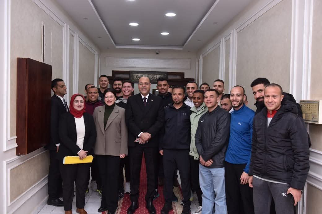 وزير العمل يعلن تسليم 36 عقد عمل لمدربين مصريين للعمل في “نادي إمارتي”