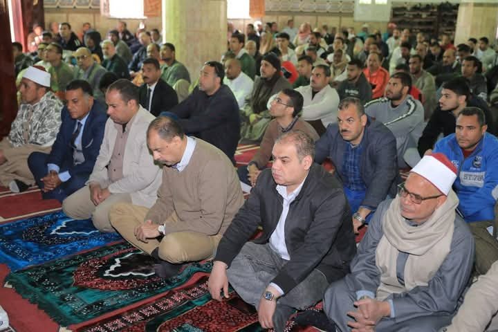 محافظ سوهاج يؤدى صلاة الجمعة بمسجد “ناصر شاهين” بحي الكوثر .. ويتفقد مقابر أخميم عقب الصلاة