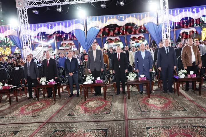 محافظ أسوان يشارك أهالى مدينة أبو سمبل والأفواج السياحية الحفل الختامى لمهرجان أسوان الدولى الثانى عشر 