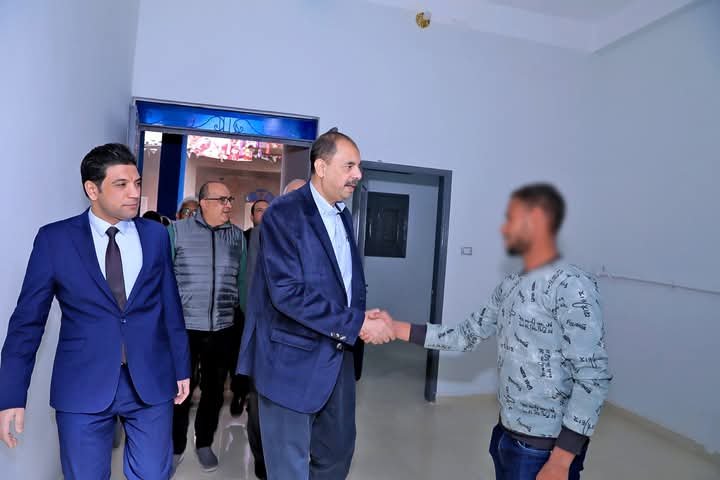 بالتعاون مع مؤسسة ” مصر الخير ” ..محافظ سوهاج يسلم 20 منزل بنجع عرب مهدي بأخميم بعد إعادة تأهيلها