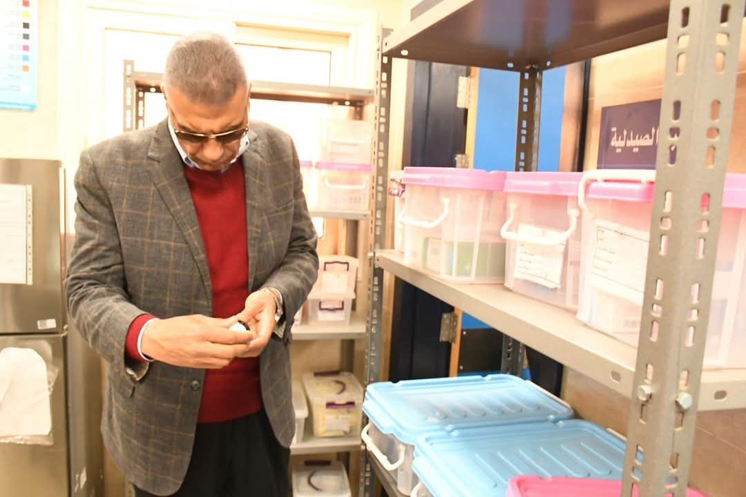 محافظ أسوان يفاجئ العاملين بوحدة طب أسرة أبو الريش للإطمئنان على منظومة العمل والخدمات الطبية والعلاجية