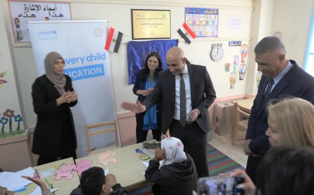 وزير التربية والتعليم ومحافظ أسوان وممثلة “يونيسف” في مصر والسفير الإيطالي يتفقدون عددًا من المدارس بالمحافظة لمتابعة انتظام العملية التعليمية